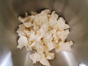 把发好的中种面团撕成小块，放入厨师机，再放入酵母，记住酵母和糖不能直接接触。低速揉匀，再转高速。揉至扩展阶段放入提前软化好的黄油，再低速揉至黄油完全吸收，放盐，转高速揉面。