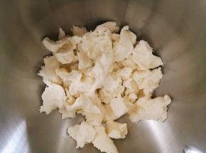 把发好的中种面团撕成小块，放入厨师机，再放入酵母，记住酵母和糖不能直接接触。低速揉匀，再转高速。揉至扩展阶段放入提前软化好的黄油，再低速揉至黄油完全吸收，放盐，转高速揉面。