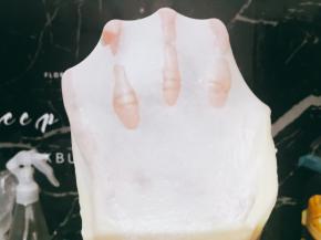 揉至完全扩展阶段，可以抻出薄而有力，洞口光滑的手套膜。