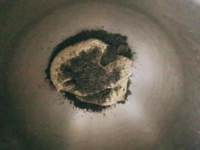 放入黑芝麻，黑芝麻我用料理机稍微打碎，低速揉匀即可