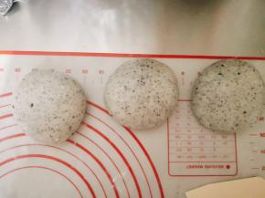 揉好的面团分割成3等份，滚圆盖保鲜盒松弛20-30分钟。