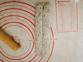 两边往中间对折。