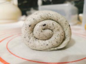 从上往下卷起。