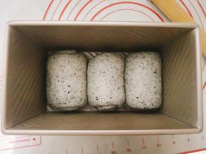 往同一方向，收口朝下，先放两边，再放中间，放入450克吐司盒中。