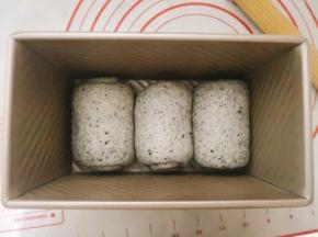 往同一方向，收口朝下，先放两边，再放中间，放入450克吐司盒中。