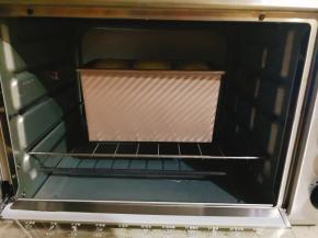 烤箱温度上下火180度预热好，烘烤35分钟，烘烤到第六分钟盖锡纸，以免上色过重，烘烤结束后放晾网上晾凉。