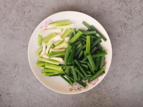 香葱洗净控干水分，切段，葱白和葱绿分开。