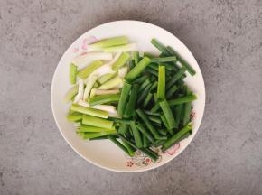 香葱洗净控干水分，切段，葱白和葱绿分开。