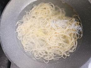 锅中倒水，加少许油烧开，再倒入面条，用筷子拔散，煮熟。