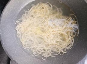 锅中倒水，加少许油烧开，再倒入面条，用筷子拔散，煮熟。