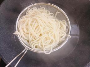 捞起控干水分备用。