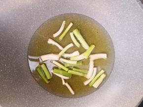锅中倒入适量油，放葱白小火慢熬。葱油可以多熬一些，用来炒菜也是不错的