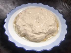 再加入五分之二的豆腐糊，抹平，（抹的越平、光滑越好看）继续蒸1-2分钟