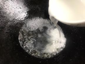 烧开后淋入淀粉水勾芡