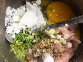 把馅料食材全部放入容器中，拌匀腌制一会