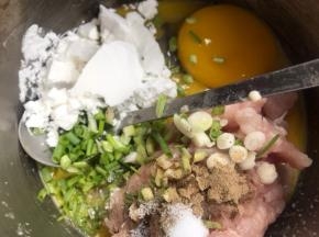 把馅料食材全部放入容器中，拌匀腌制一会