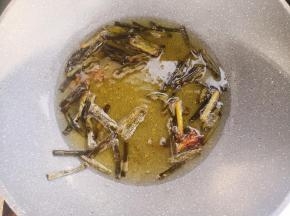 香葱全部熬到褐色时倒出多余的葱油，锅底留适量葱油，后面煮酱汁用，葱段随自己喜好选择要不要捞起。