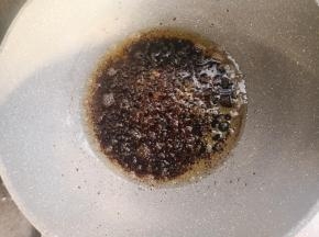 调好的酱汁倒入葱油中，稍微搅拌，小火煮至微微冒泡。
