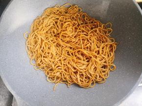 倒入面条拌匀即可。