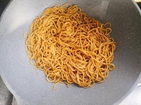 倒入面条拌匀即可。
