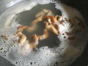 锅中放入适量清水，猪肠放入锅中煮出浮末；