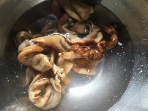 用清水清洗几遍；