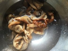 用清水清洗几遍；