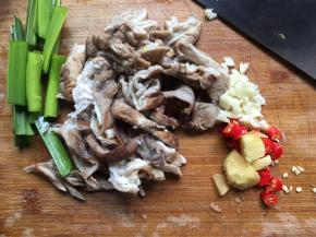 将配料和腊肠的分别切好备用；