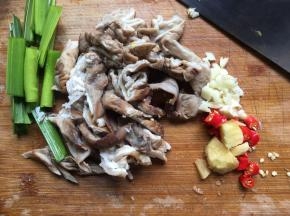 将配料和腊肠的分别切好备用；