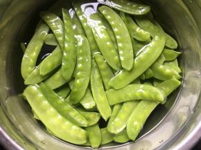 荷兰豆撕掉首尾老筋，清水浸泡洗净；