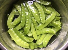 荷兰豆撕掉首尾老筋，清水浸泡洗净；