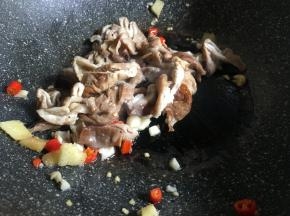 倒入腊肠，并倒入适量料酒翻炒；
