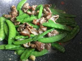 倒入少许清水，继续翻炒至8分熟；