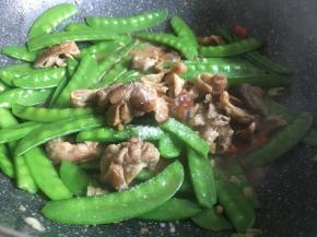 倒入适量盐、生抽、蚝油、少许老抽、适量鸡精调味；