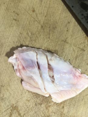 在鸡翅的反面划上两刀，方便入味 ，用以上方式处理剩下的鸡翅