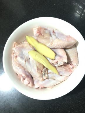 全部鸡翅放在一个干净的碗里，放上几片姜