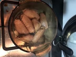 依次放入鸡翅煎香