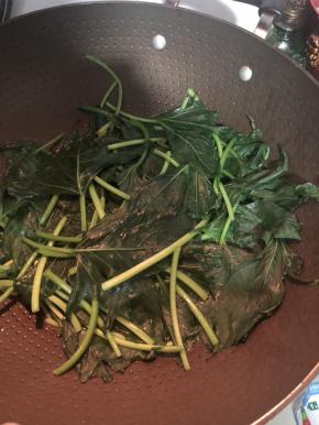 打开锅盖红薯叶已经软身，轻微翻炒几下