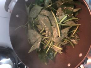 沿着锅边洒上少量的水，盖上锅盖焖两分钟