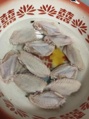 鸡翅在水里浸泡一下，洗去血水，捞去沥干水分备用