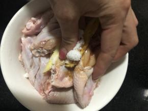 用手轻轻抓匀，腌制一下