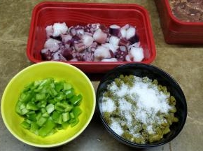 章鱼须、尖椒、豆角分别切粒，豆角粒用1或1.5勺子糖腌5-10分钟