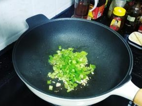 锅里热油放入蒜蓉、尖椒粒煸香