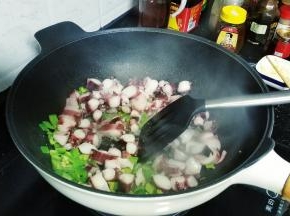 倒入章鱼粒，大火翻炒均匀