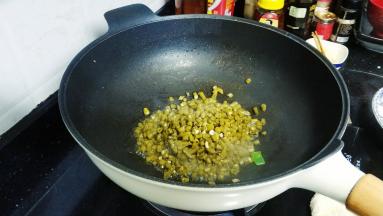 锅里继续热油，放入酸豆角