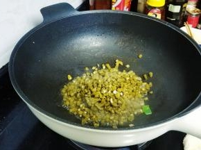 锅里继续热油，放入酸豆角