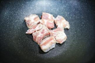 排骨洗净放入锅中。