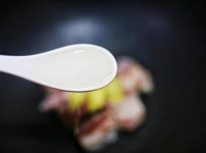 一勺料酒。