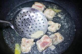 冷水焯去血水，以净水洗净沥干备用。