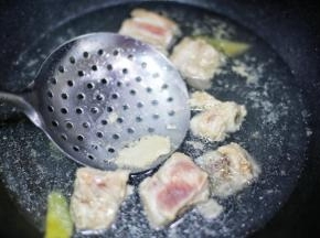 冷水焯去血水，以净水洗净沥干备用。